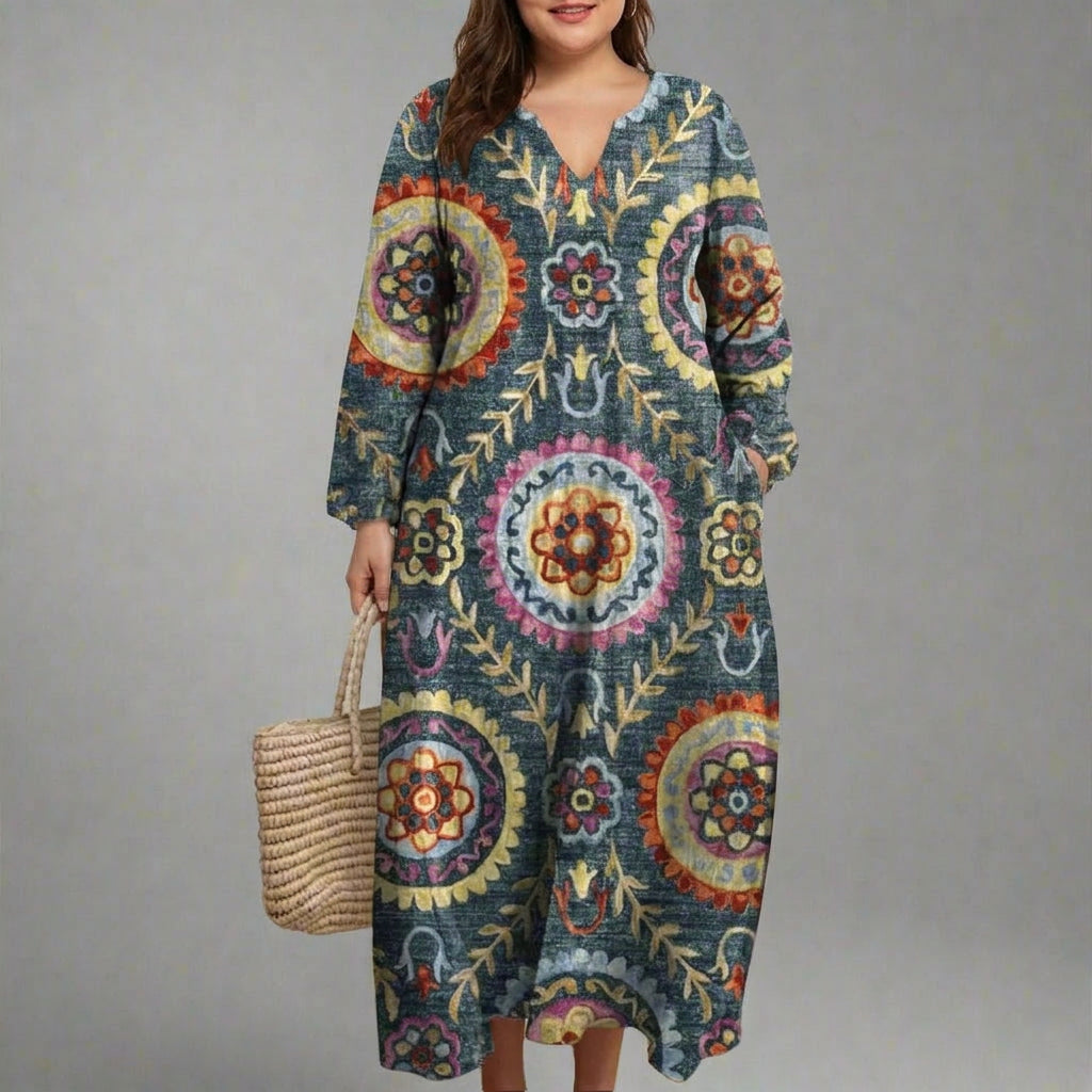 MATILDA | ELEGANT GEOMETRIC DRESS - Plus size model