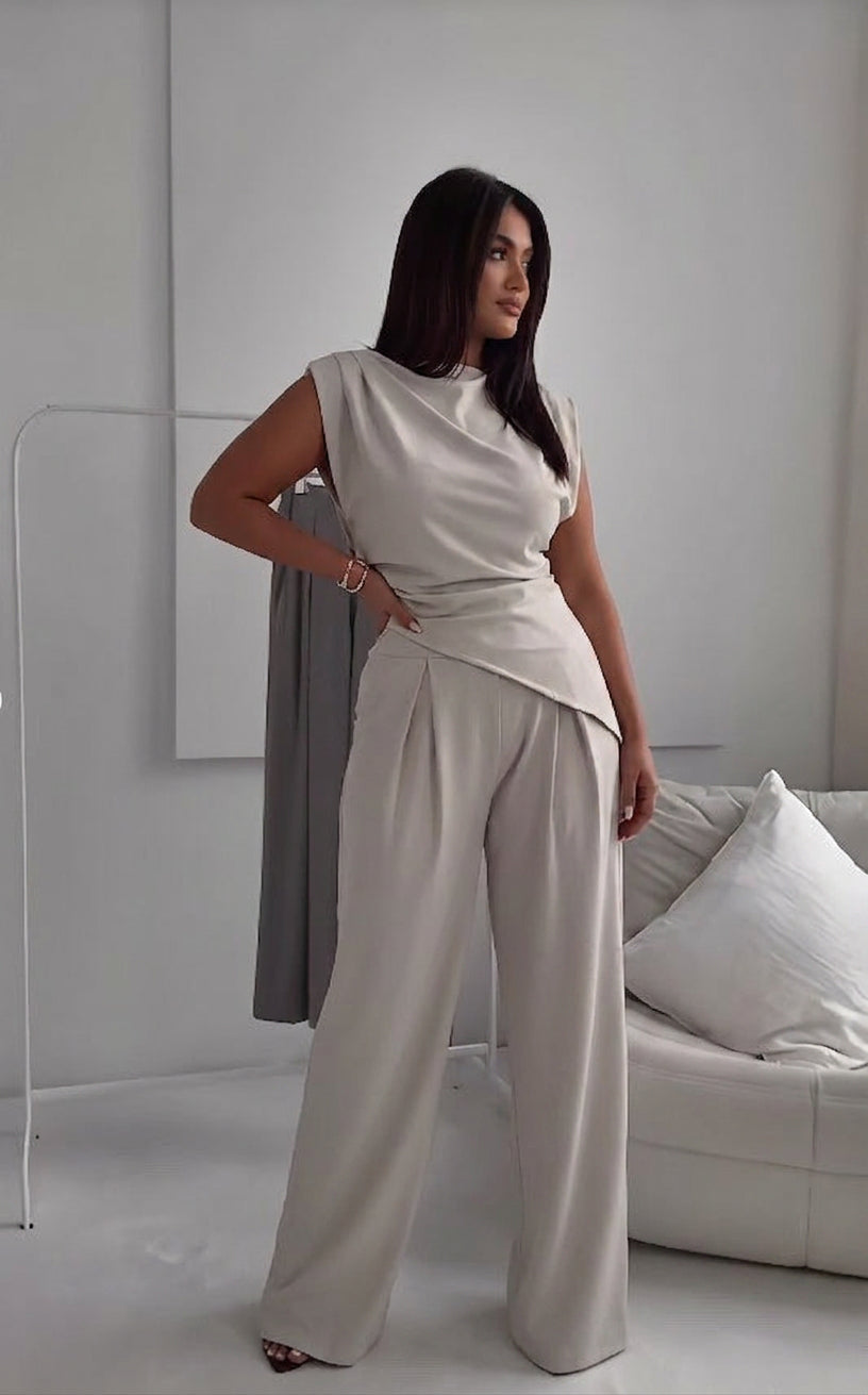 Vienna - Spring & Summer Casual Set - Plus size model