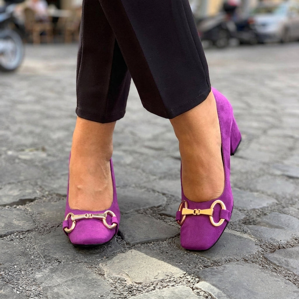 ELEGANT PUMPS WITH GOLD DETAIL - Plus size model