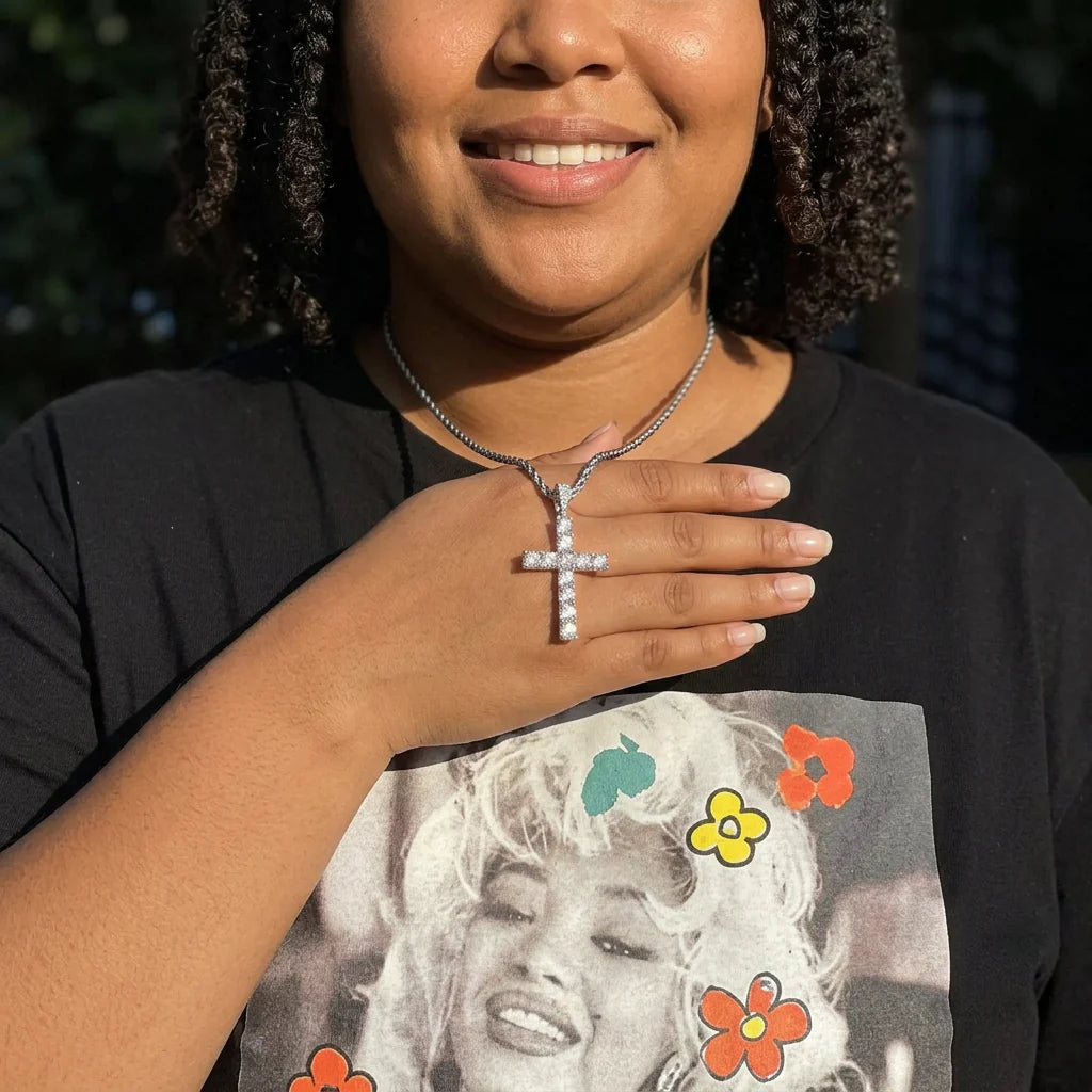 Cross necklace | White Gold - Plus size model