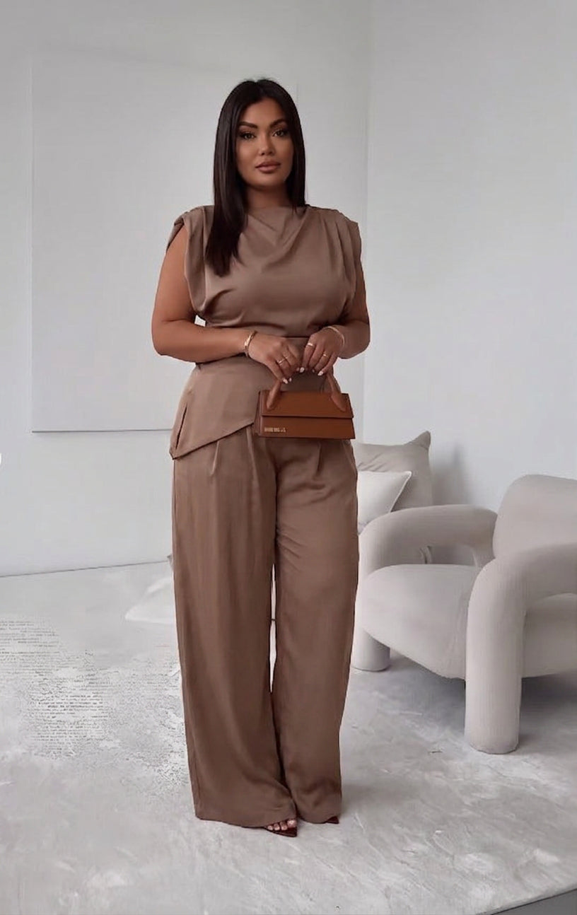 Vienna - Spring & Summer Casual Set - Plus size model