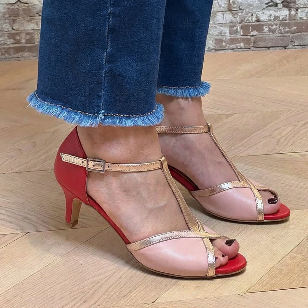 ELEGANT SANDAL WITH T-BAR STRAP - Plus size model