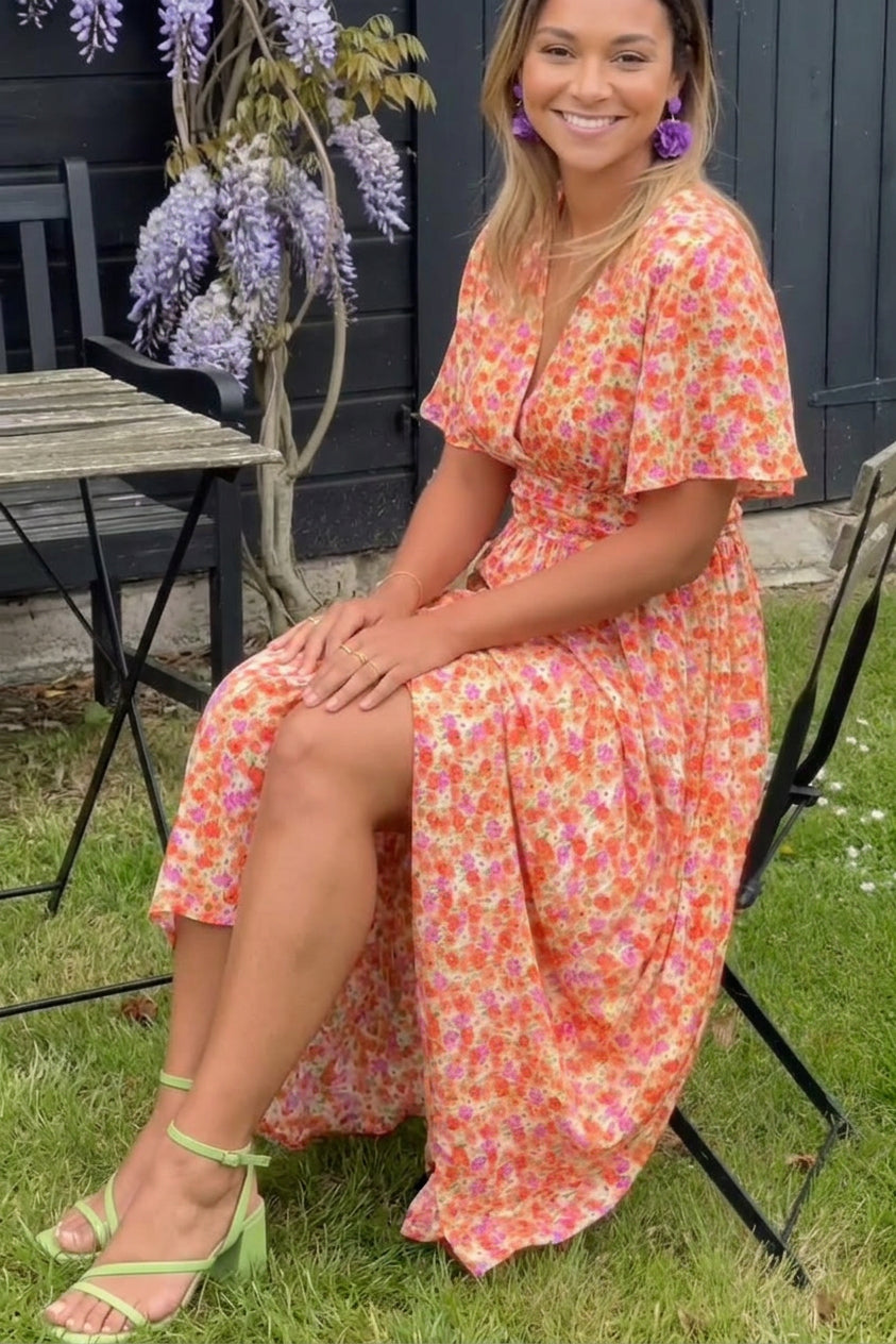 Natalie | Flattering Printed Maxi Dress - Plus size model