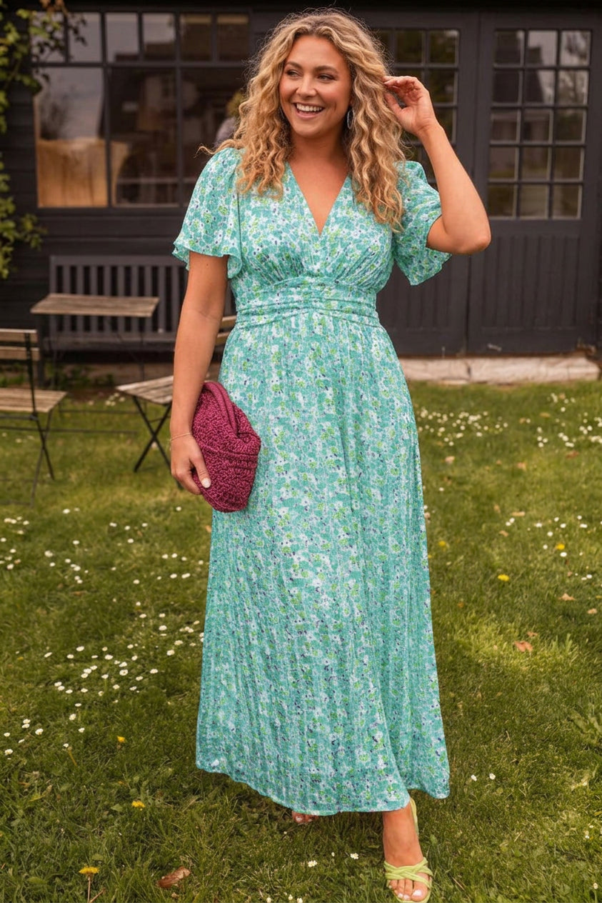 Natalie | Flattering Printed Maxi Dress - Plus size model
