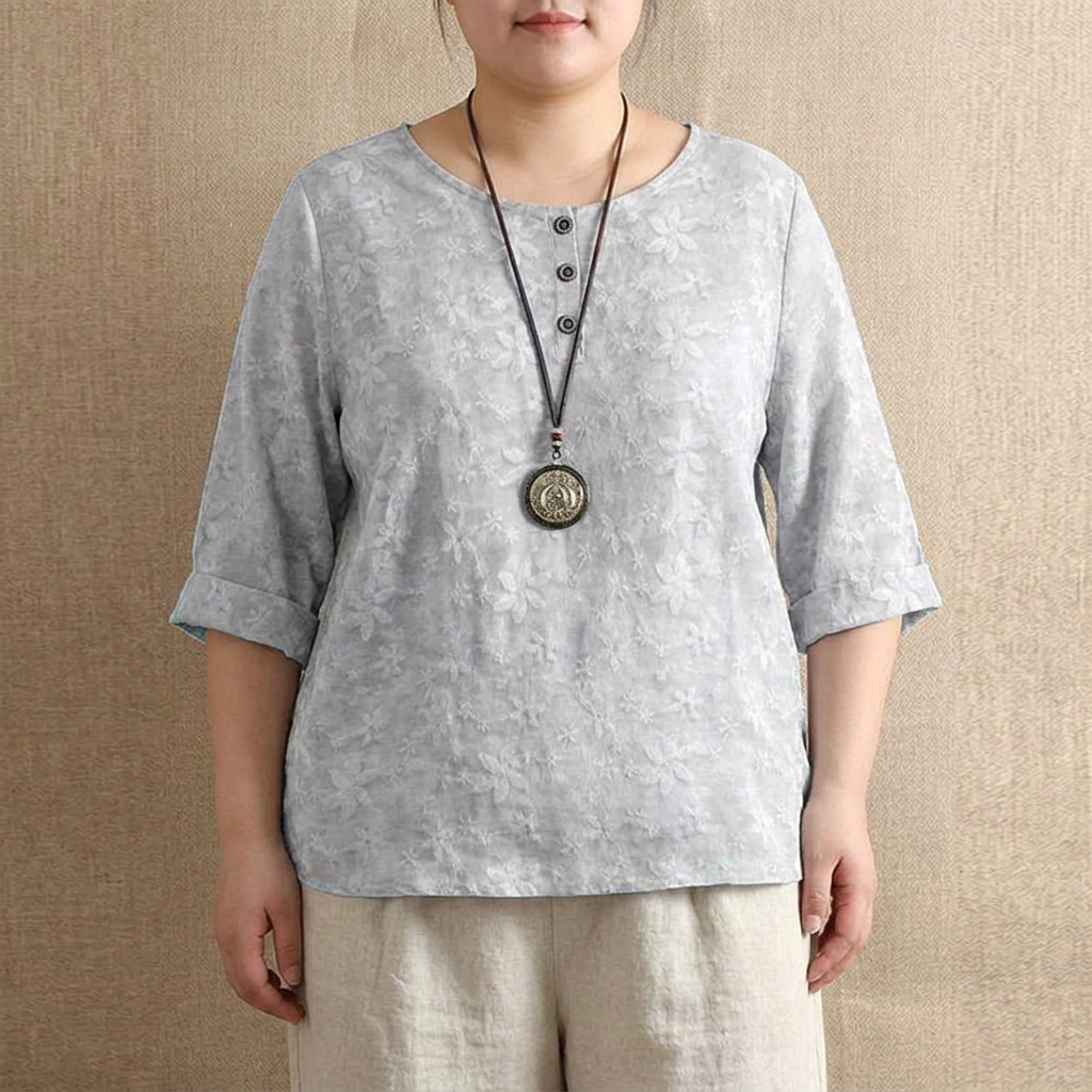 Anya | Retro-Inspired Blouse - Plus size model