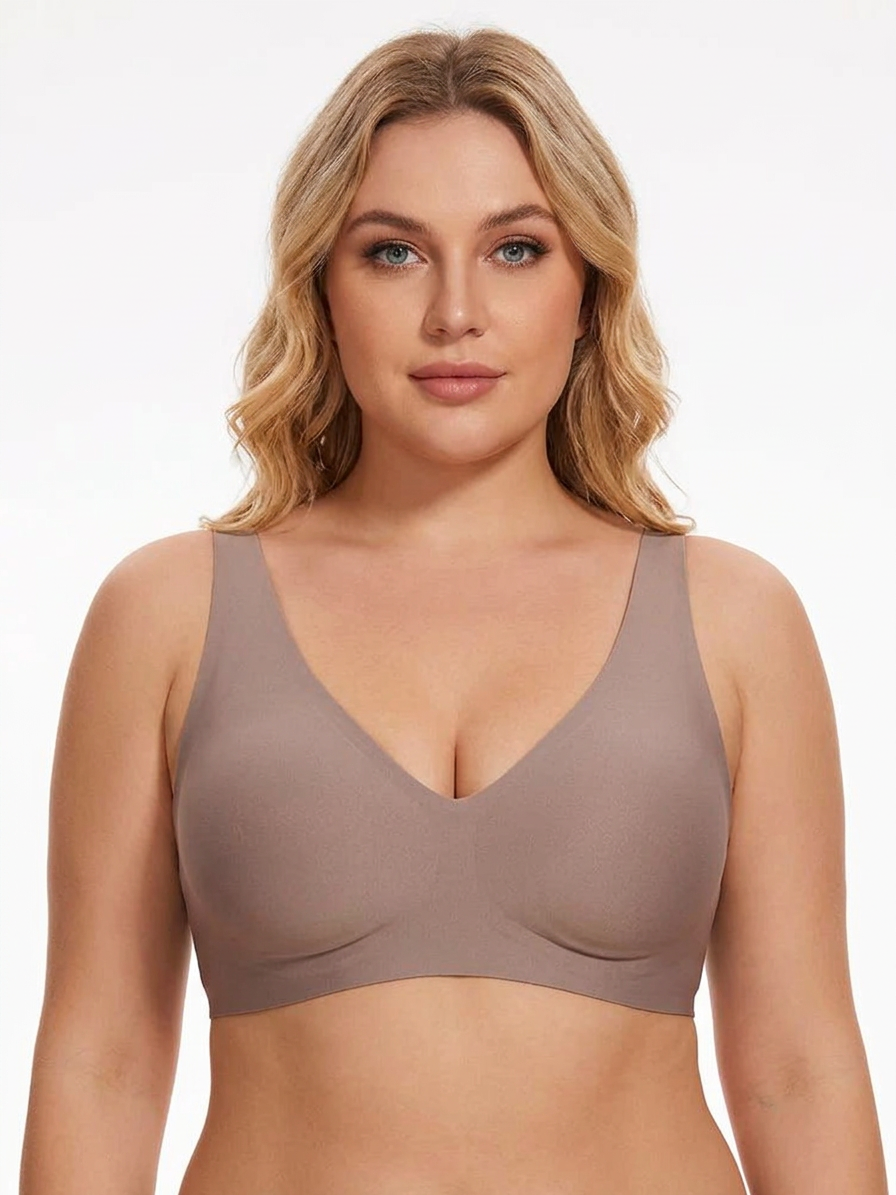 Seamless Gel Bra - Plus size model
