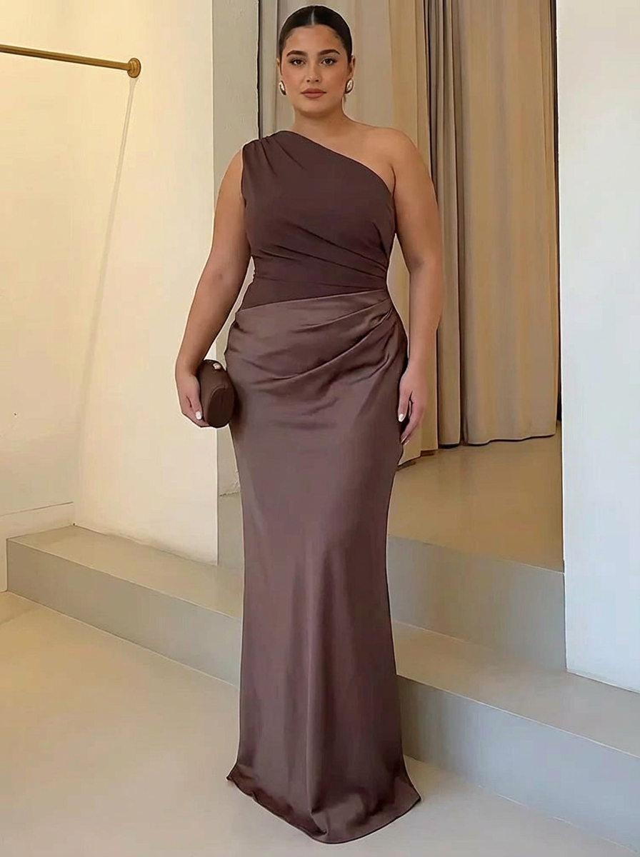 Sophia | Maxi Dress with a Guilt in Satin - Plus size model