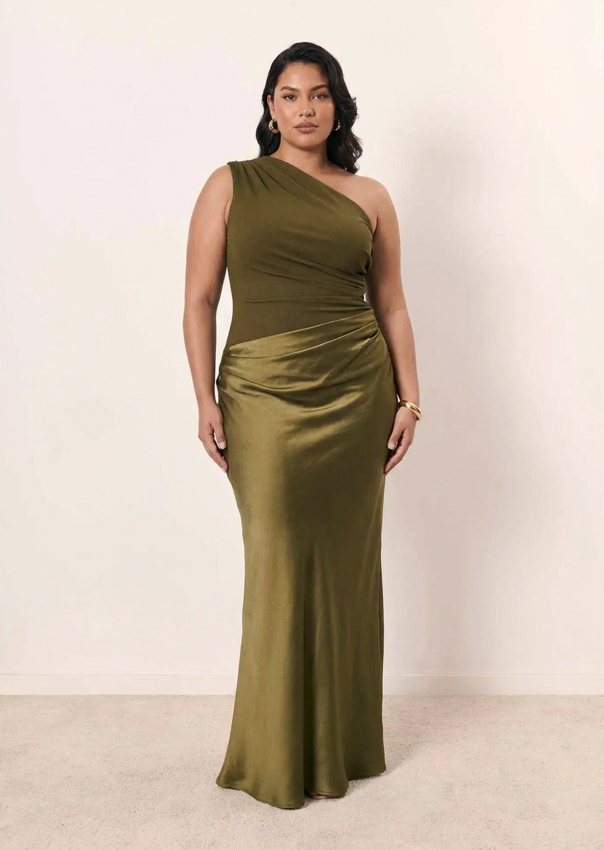 Sophia | Maxi Dress with a Guilt in Satin - Plus size model