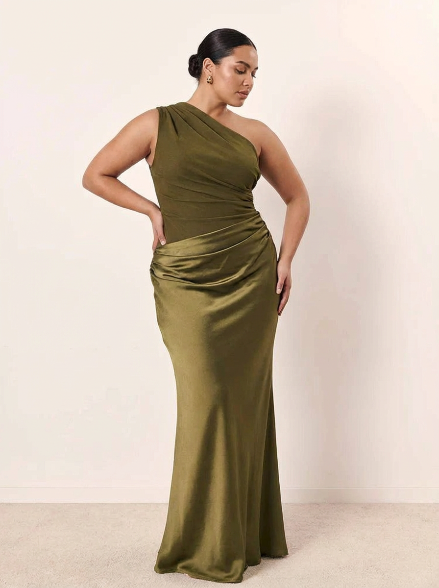 Sophia | Maxi Dress with a Guilt in Satin - Plus size model