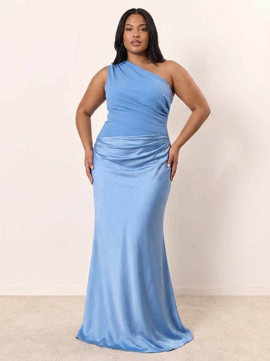 Sophia | Maxi Dress with a Guilt in Satin - Plus size model