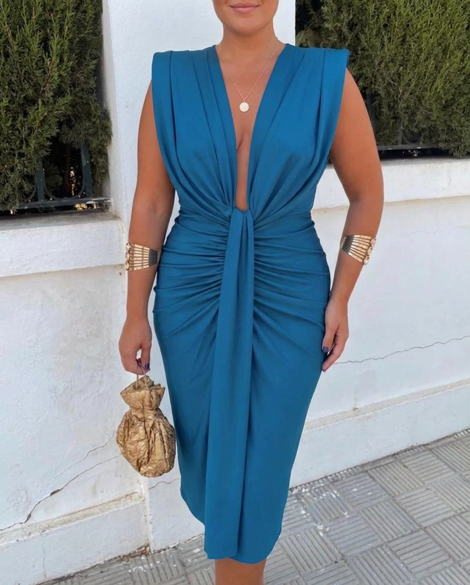 Lily | Elegant Pleated Dress - Plus size model