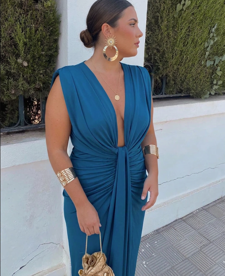 Lily | Elegant Pleated Dress - Plus size model