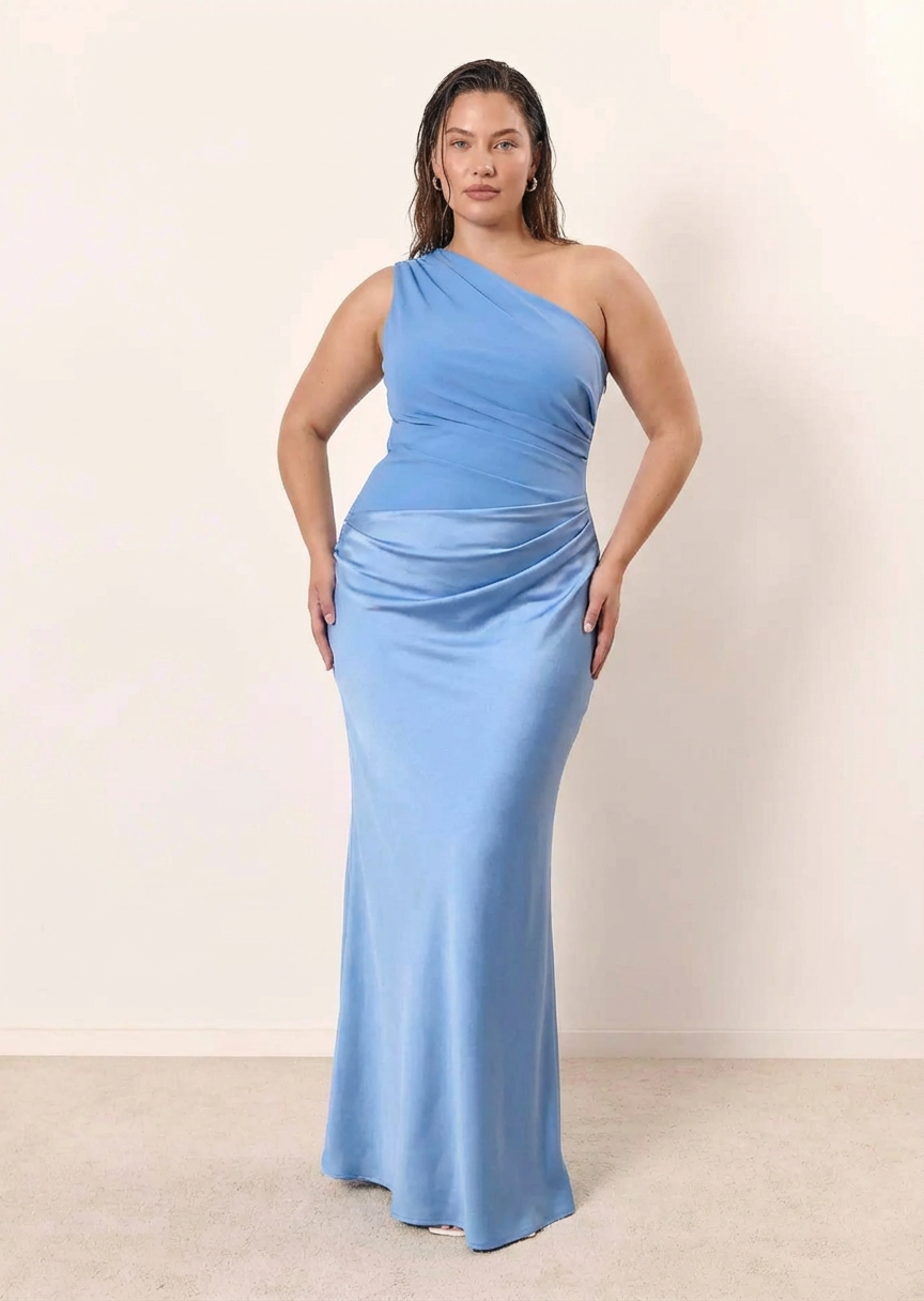 Sophia | Maxi Dress with a Guilt in Satin - Plus size model