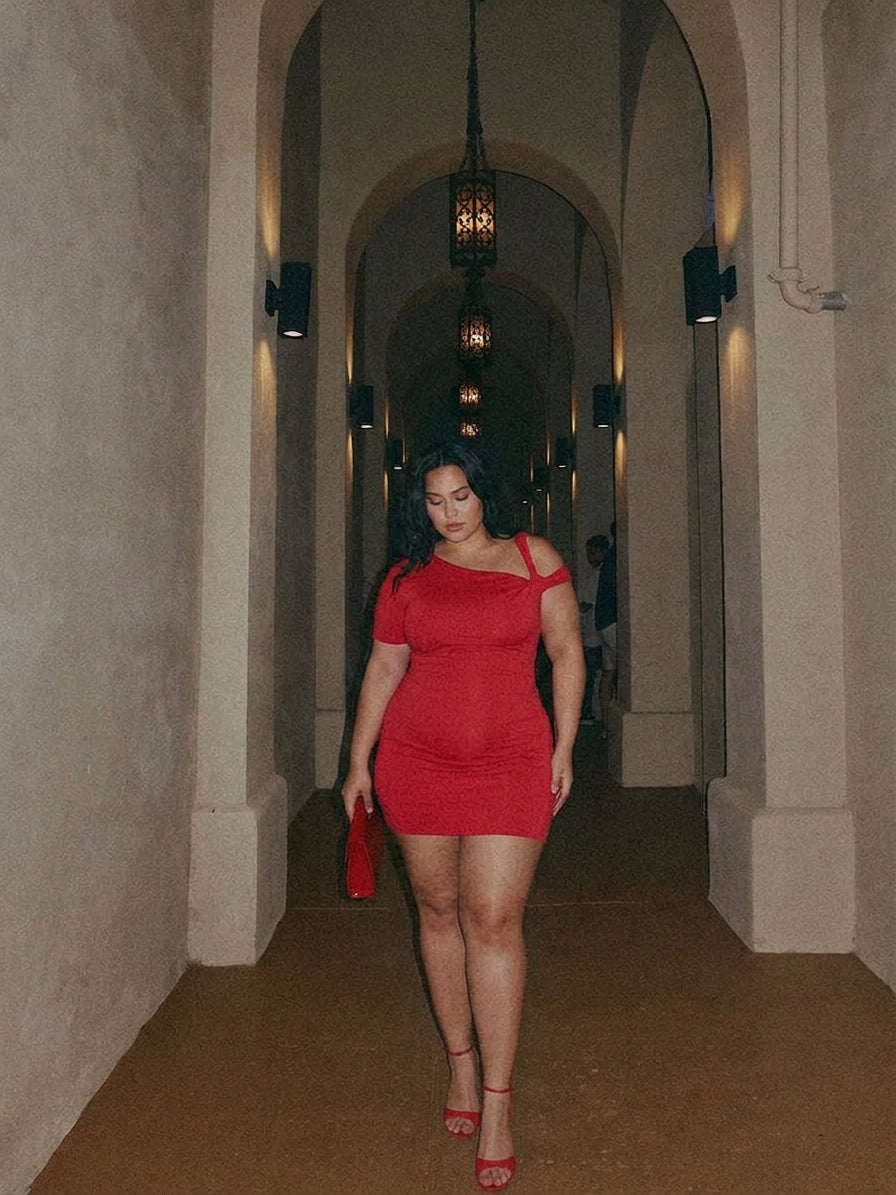 Kylie twisted mini dress - Plus size model