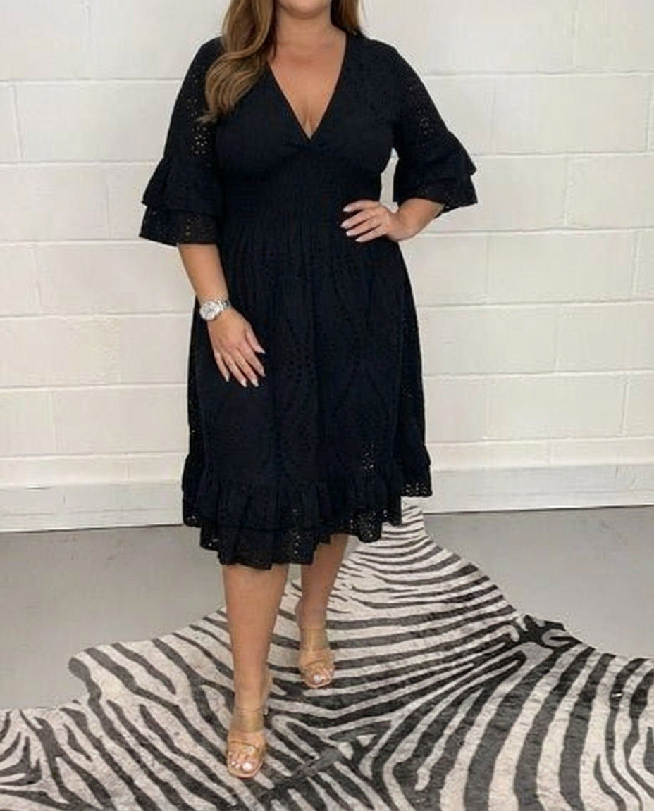 Alva - Elegant Lace Dress - Plus size model