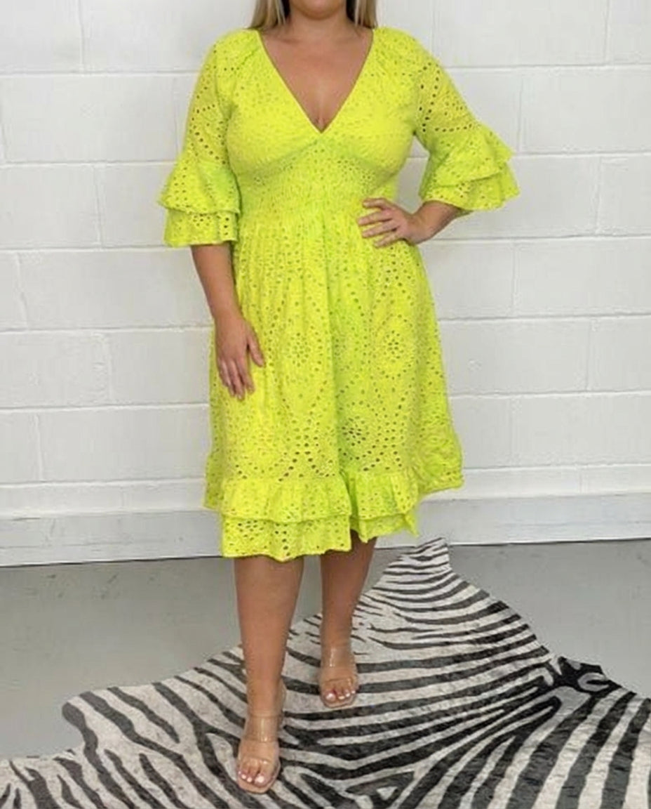 Alva - Elegant Lace Dress - Plus size model