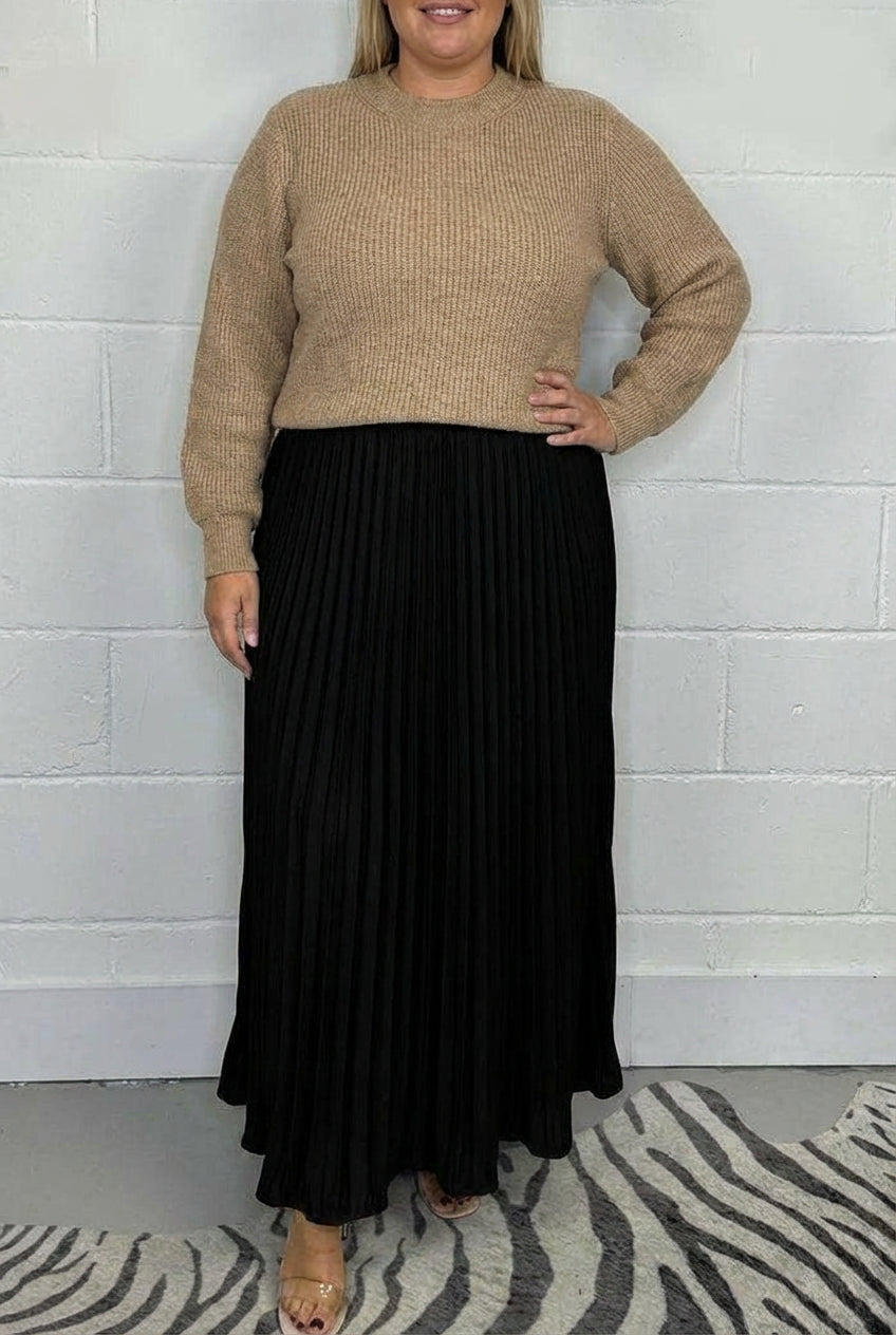 Claudia - Maxi dress with sweater and pleated skirt - Plus size model