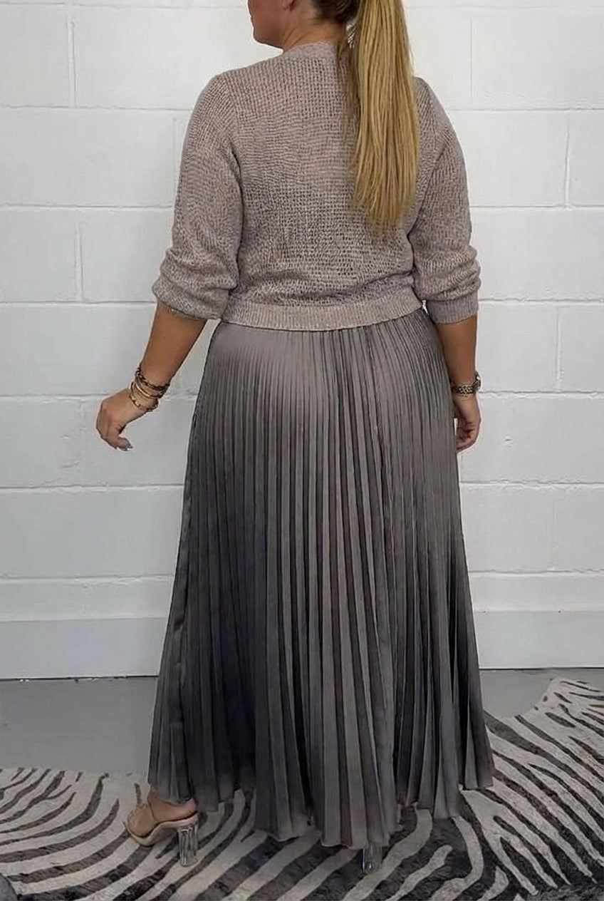 Claudia - Maxi dress with sweater and pleated skirt - Plus size model