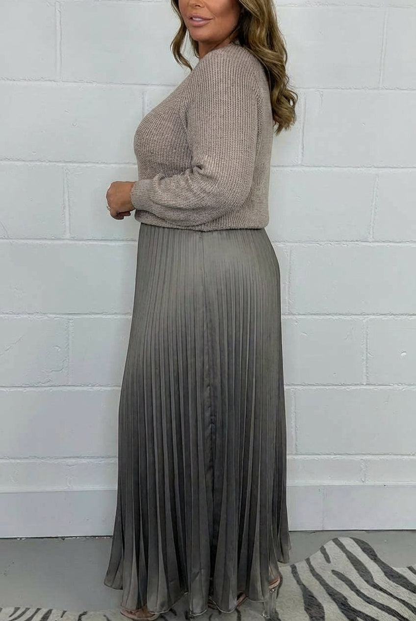 Claudia - Maxi dress with sweater and pleated skirt - Plus size model