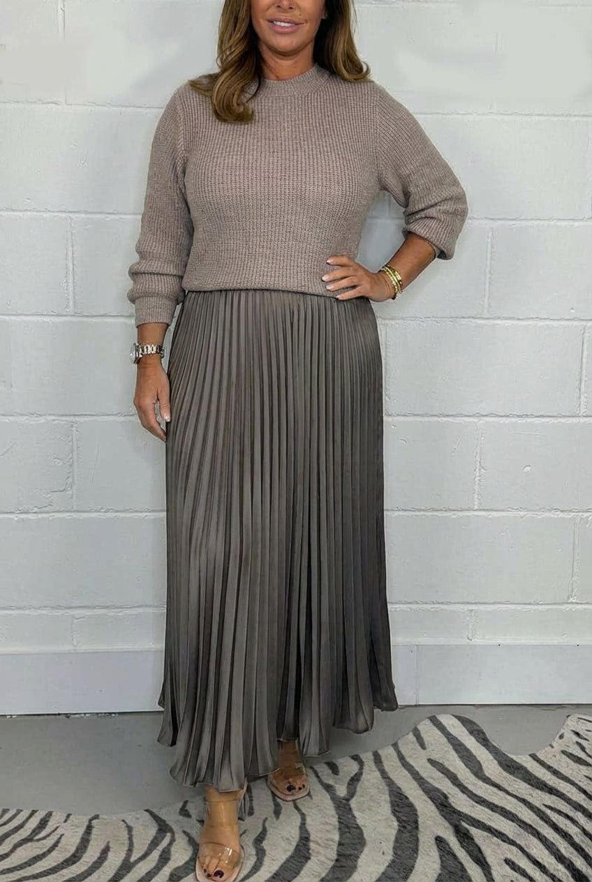 Claudia - Maxi dress with sweater and pleated skirt - Plus size model