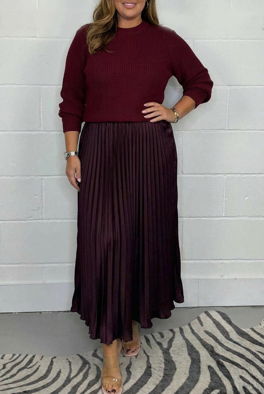 Claudia - Maxi dress with sweater and pleated skirt - Plus size model