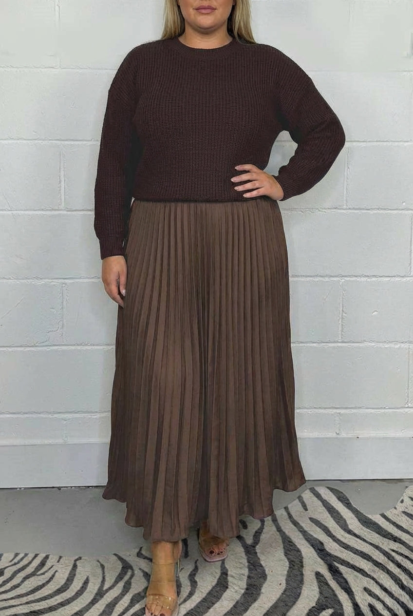 Claudia - Maxi dress with sweater and pleated skirt - Plus size model
