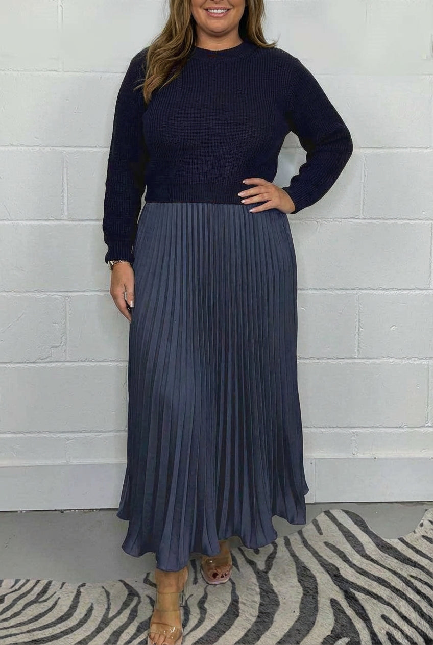 Claudia - Maxi dress with sweater and pleated skirt - Plus size model