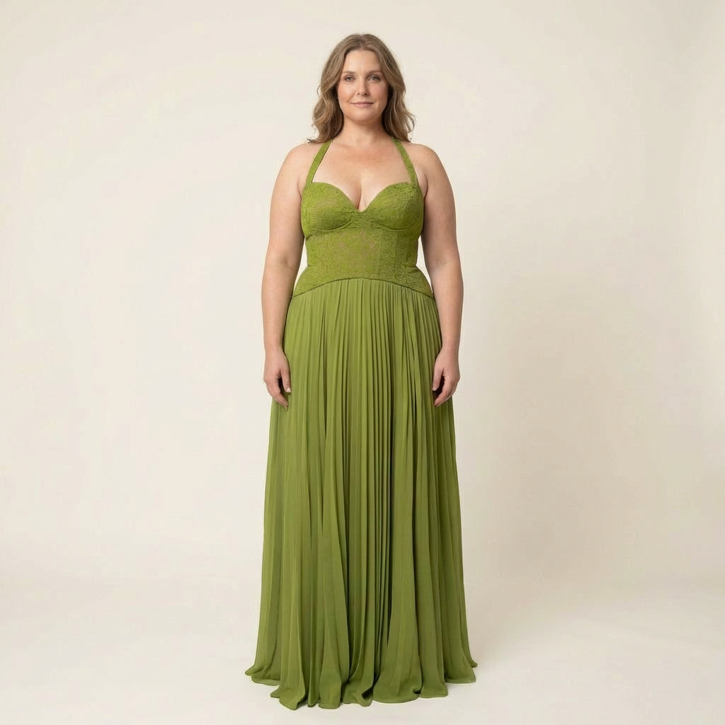Claire | Flowing Maxi Dress - Plus size model