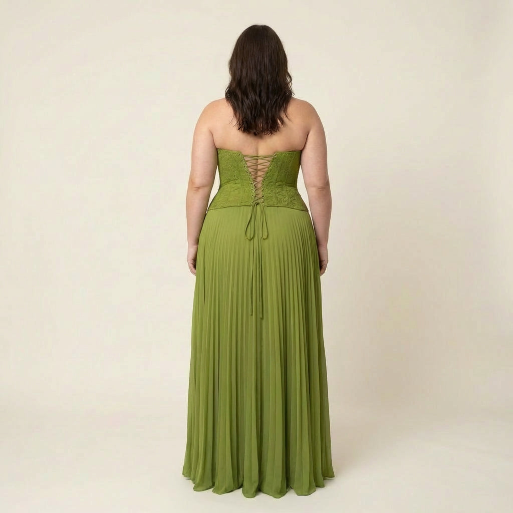 Claire | Flowing Maxi Dress - Plus size model