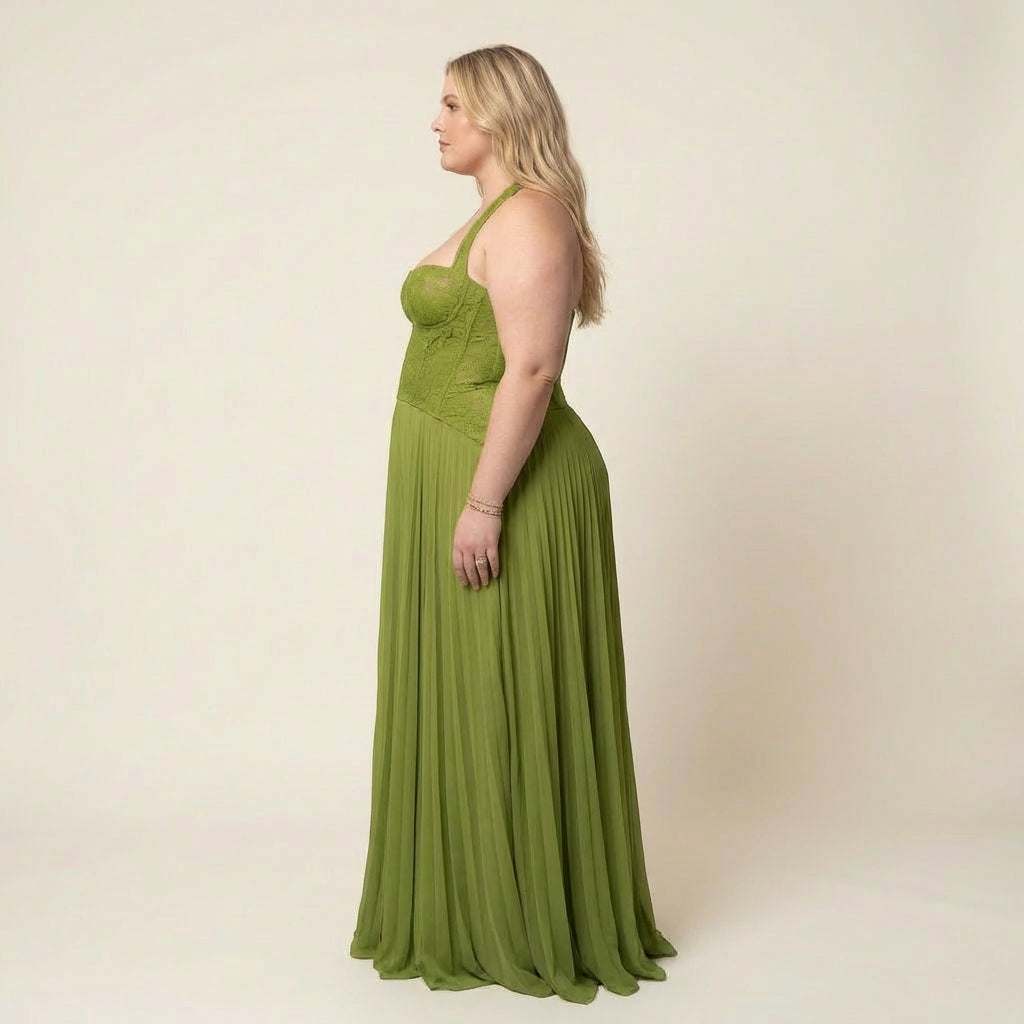 Claire | Flowing Maxi Dress - Plus size model