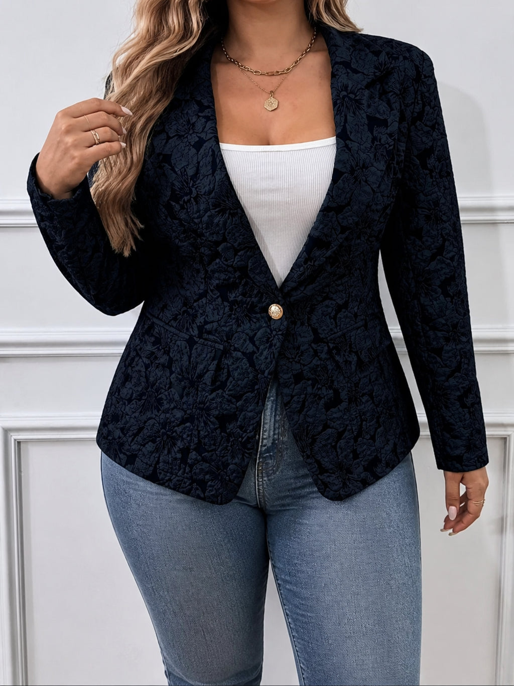 Women’s Paisley Jacquard Fitted Blazer - Plus size model