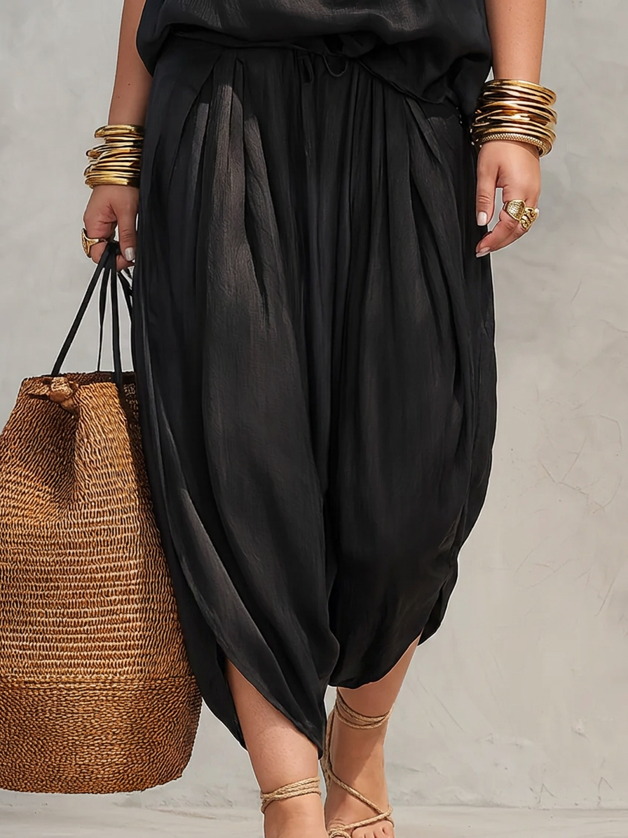 Aurora – Sleeveless top with American collar and pleated pants - Plus size model