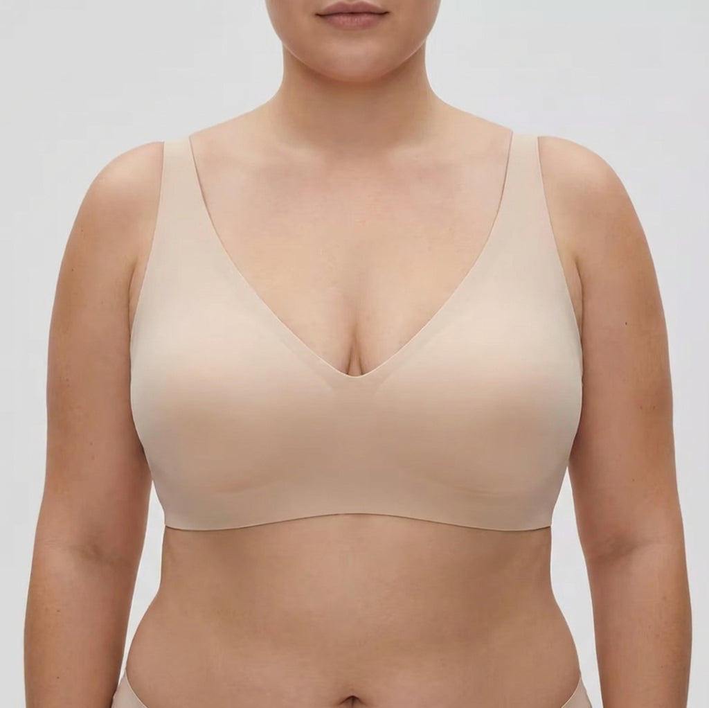 Seamless Gel Bra - Plus size model