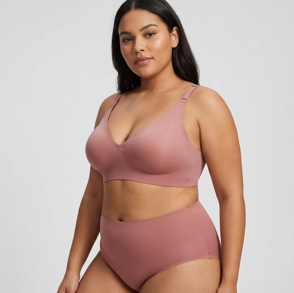 Seamless Gel Bra - Plus size model