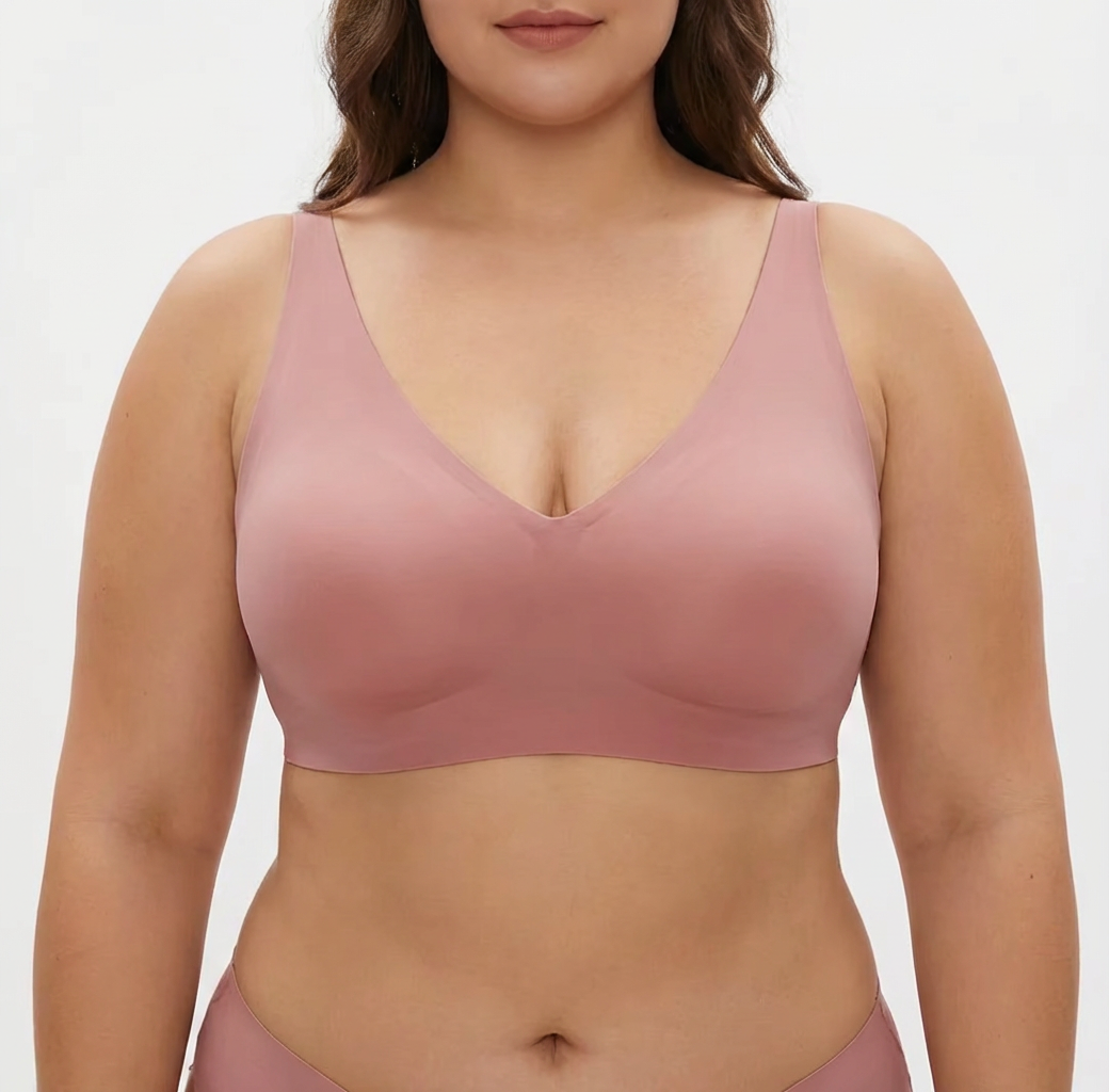 Seamless Gel Bra - Plus size model