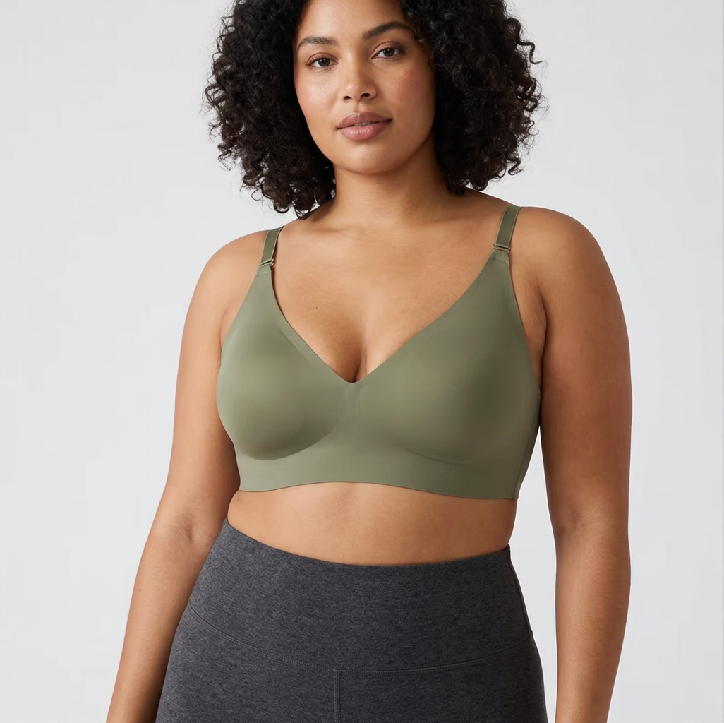 Seamless Gel Bra - Plus size model