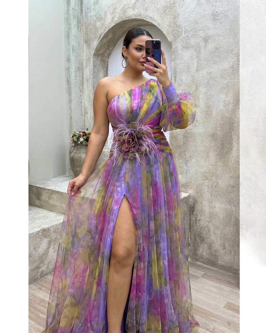 Cecelia - Dress with one sleeve - Plus size model