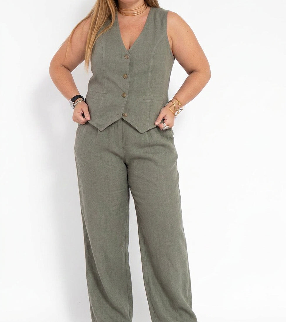 Aira – Co-ord Set Elegant Two-Piece With Waistcoat & Trousers Wide-Leg - Plus size model