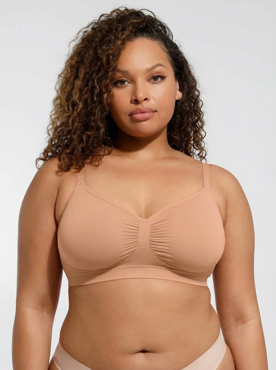 Flexible Wireless Bra - Plus size model