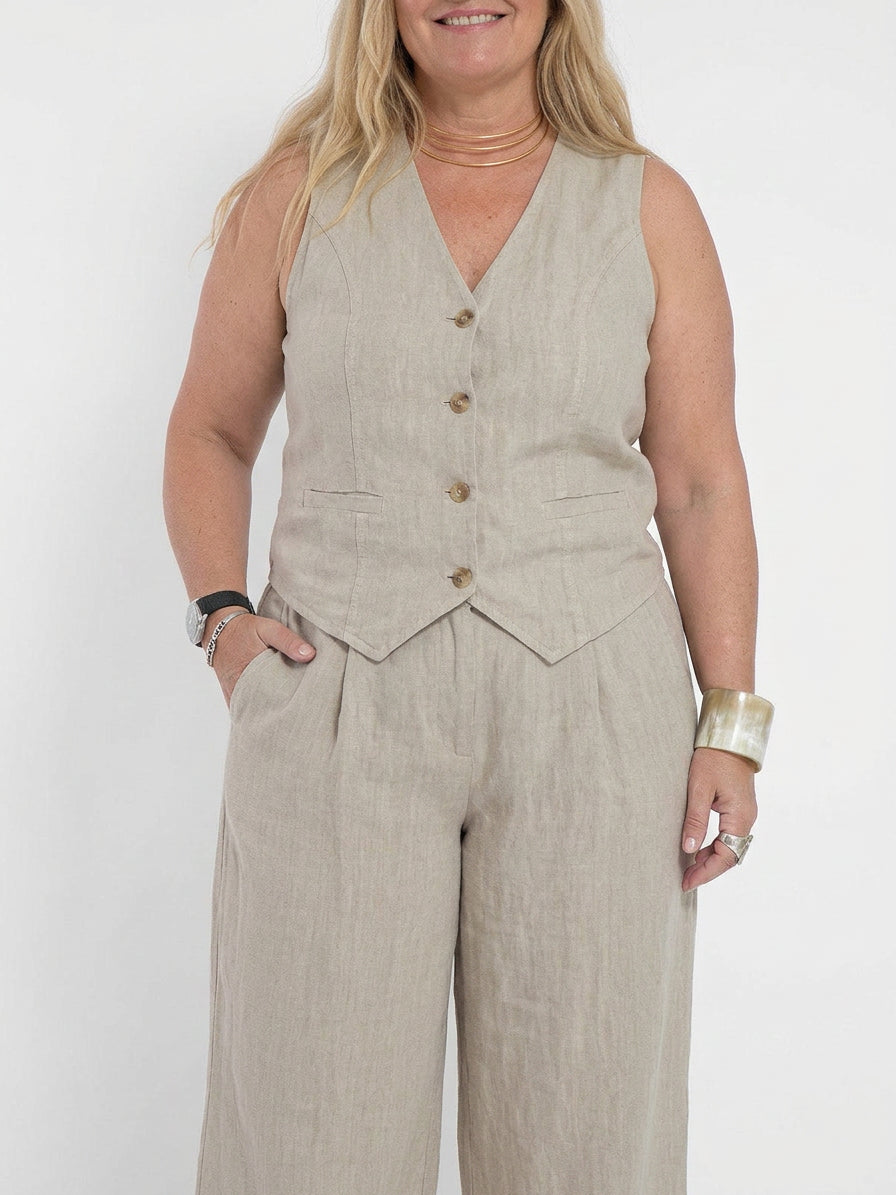 Aira – Co-ord Set Elegant Two-Piece With Waistcoat & Trousers Wide-Leg - Plus size model