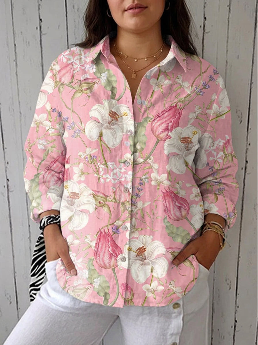 Anne – Chic Floral Blouse - Plus size model