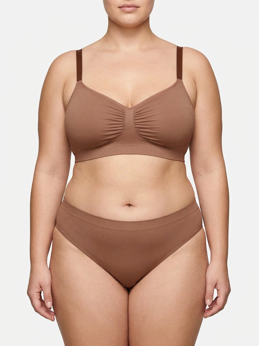 Flexible Wireless Bra - Plus size model