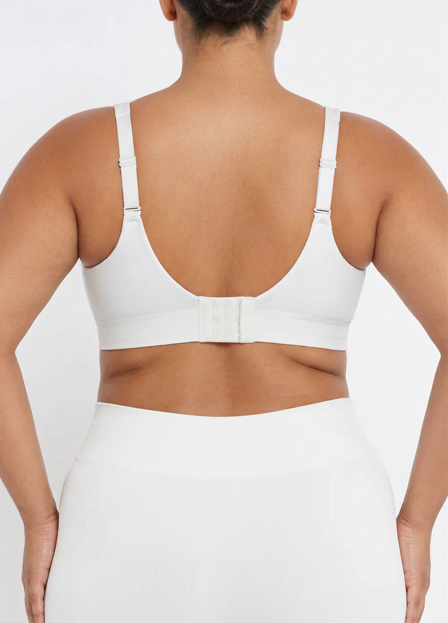 Shaping Bra Without Underwire - Plus size model