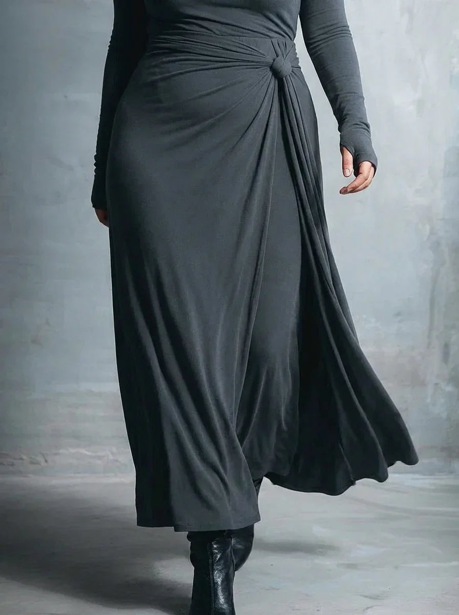 Naiara ❘ Maxi dress with side knot - Plus size model