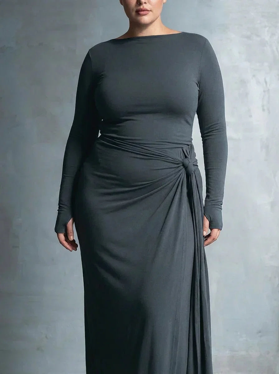 Naiara ❘ Maxi dress with side knot - Plus size model