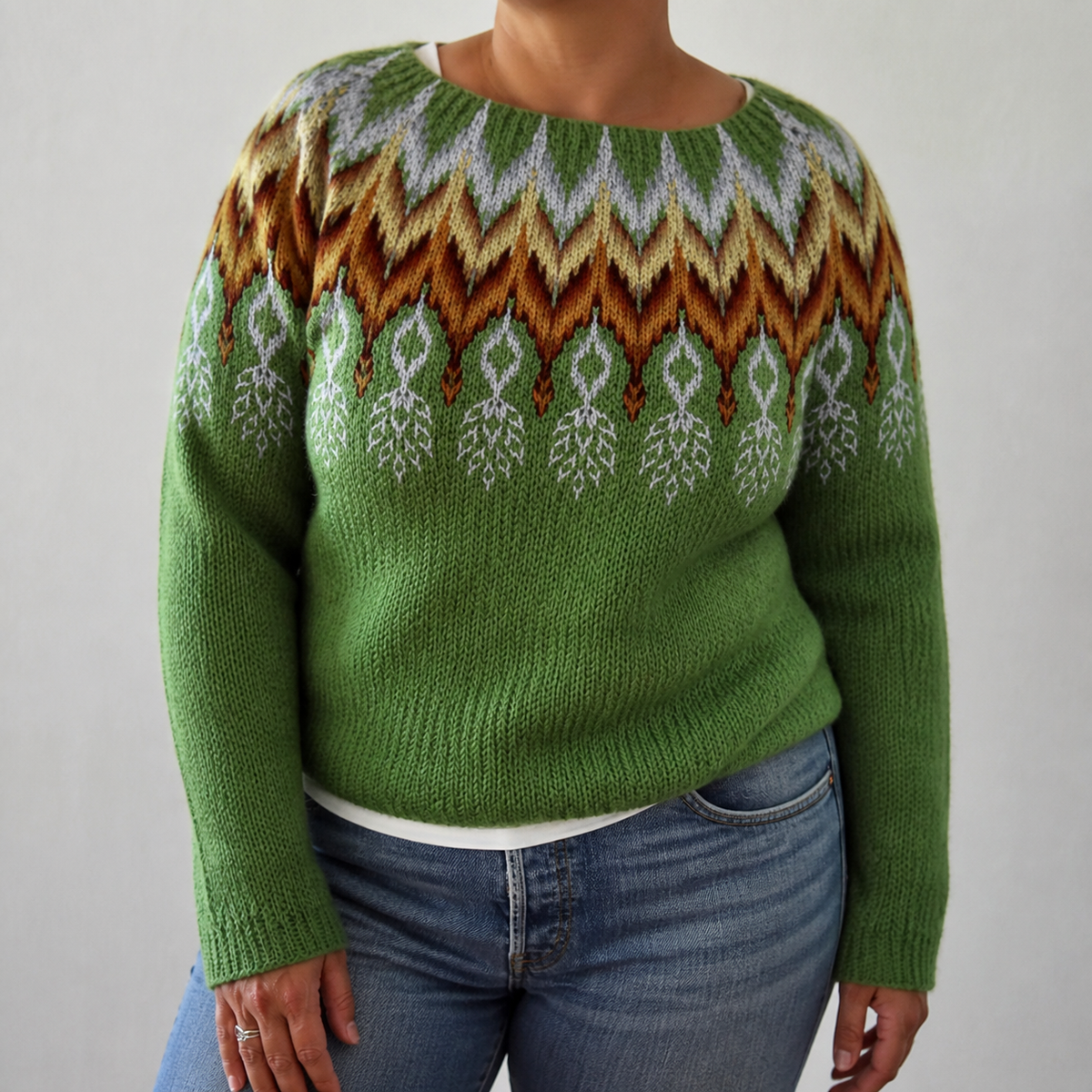 Juniper - Retro Scandinavian knitted sweater - Plus size model