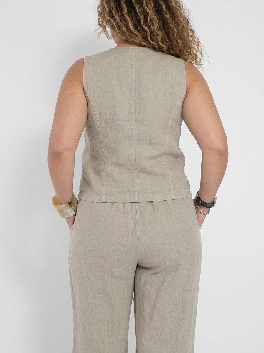 Aira – Co-ord Set Elegant Two-Piece With Waistcoat & Trousers Wide-Leg - Plus size model