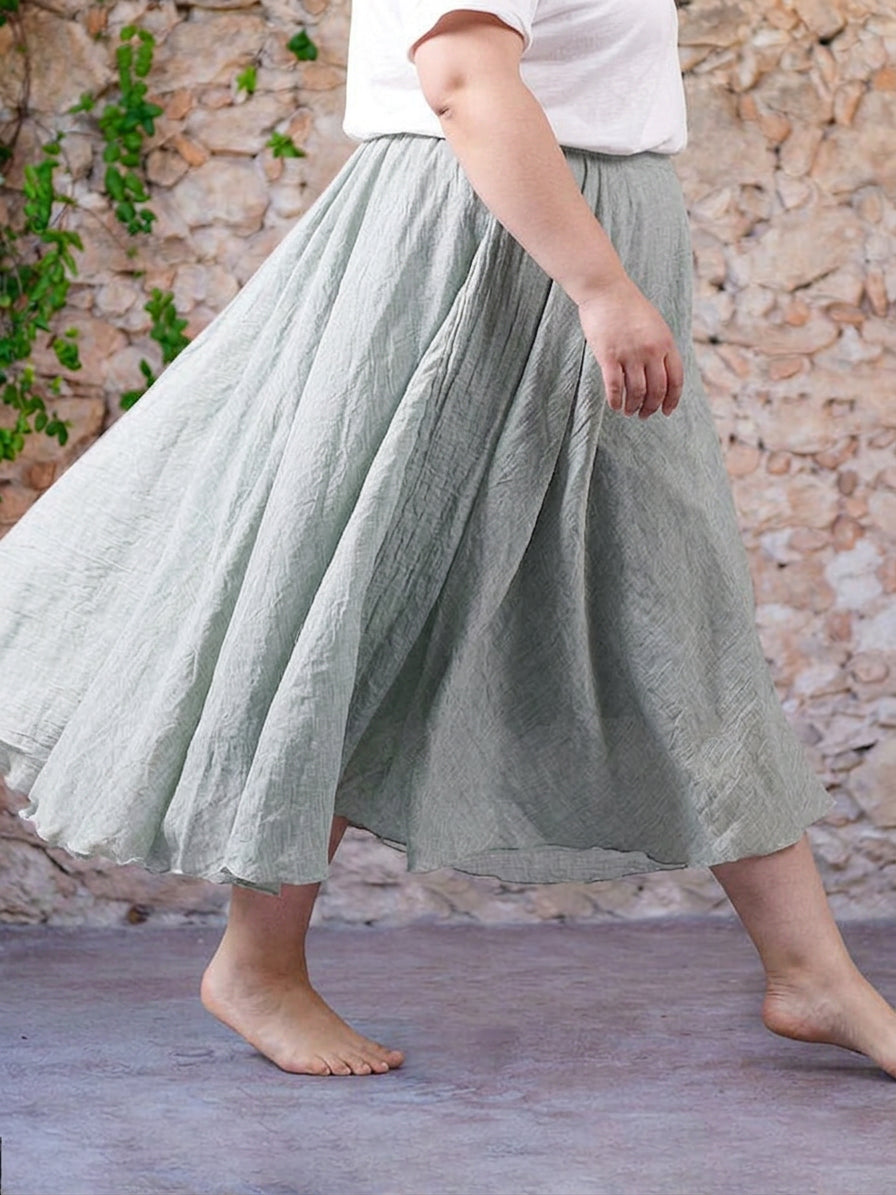 The Eva Brise Skirt - Plus size model