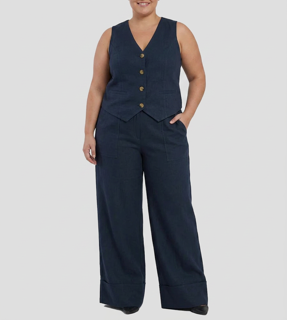 Aira – Co-ord Set Elegant Two-Piece With Waistcoat & Trousers Wide-Leg - Plus size model