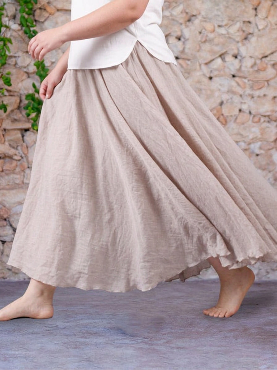 The Eva Brise Skirt - Plus size model